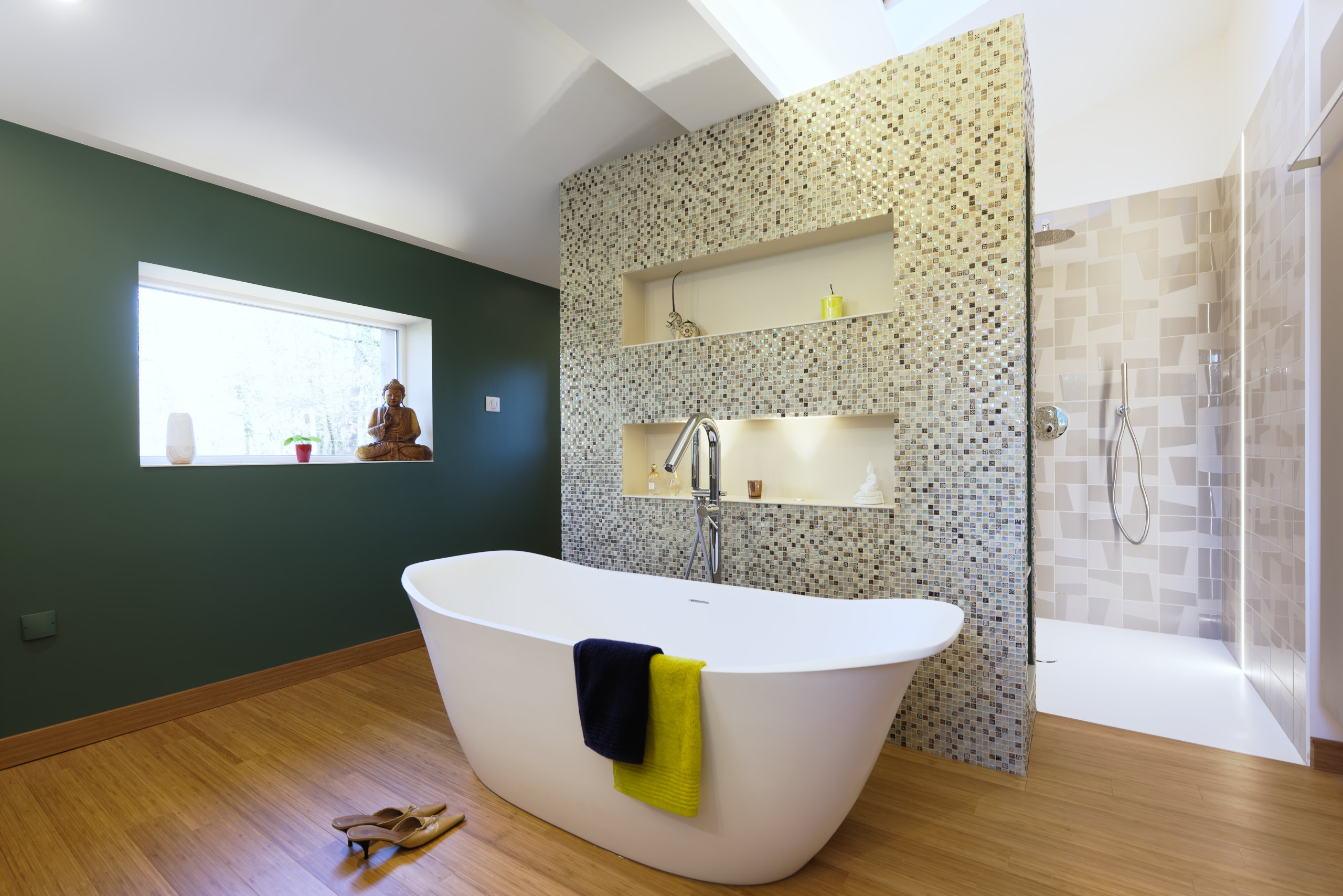 Une vaste salle de bain zen par © Frédérique Bargeas - Architecte d'intérieur