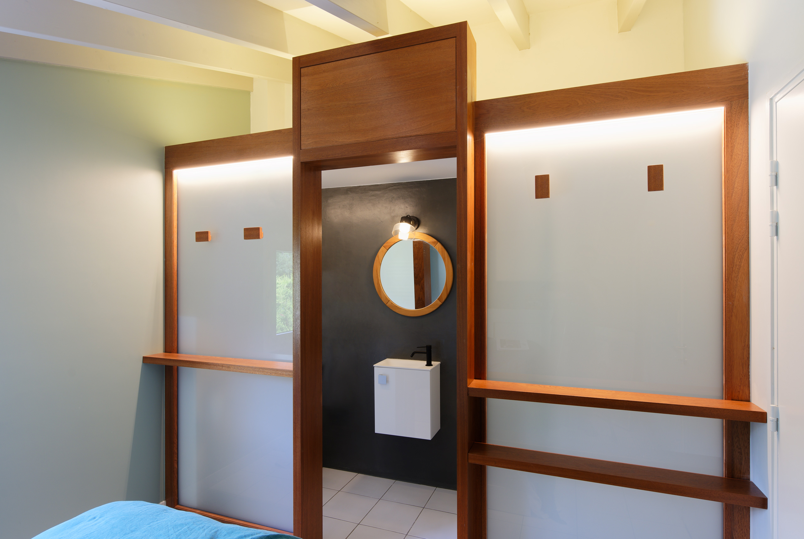 Salle de bain de suite façon cabine de bateau de luxe par Frédérique Bargeas Architecte d'intérieur